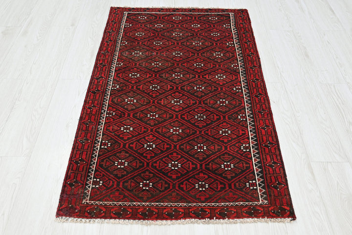 red Accent rug 2' 8" x 4' 6"