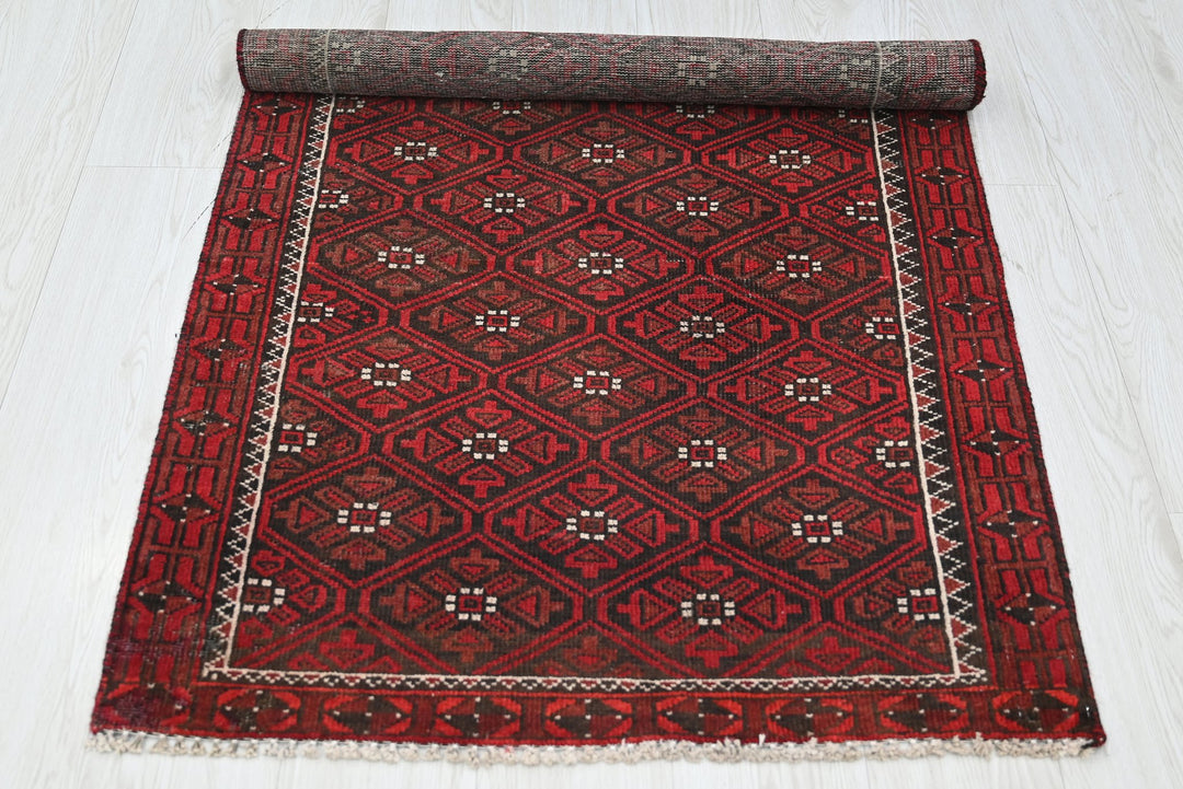 red Accent rug 2' 8" x 4' 6"