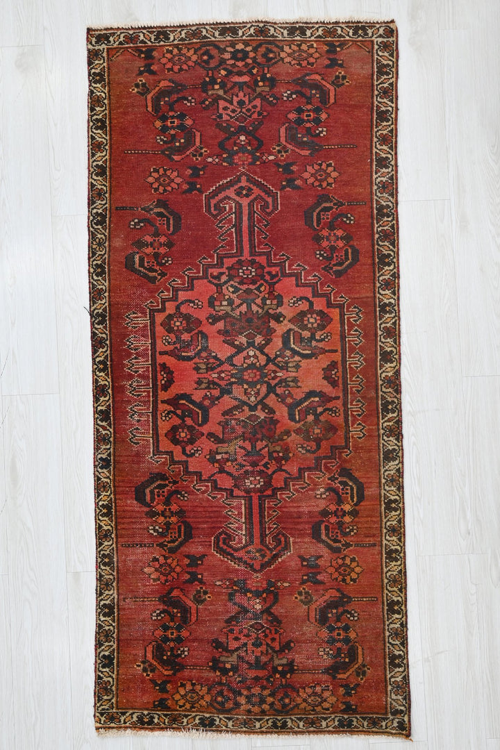 red Accent rug 2' 8" x 6' 0"