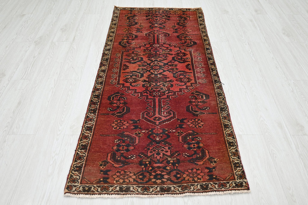 red Accent rug 2' 8" x 6' 0"