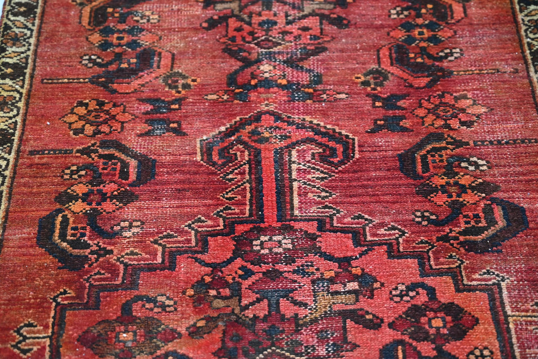 red Accent rug 2' 8" x 6' 0"