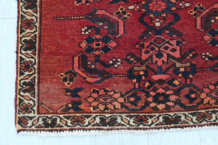 red Accent rug 2' 8" x 6' 0"