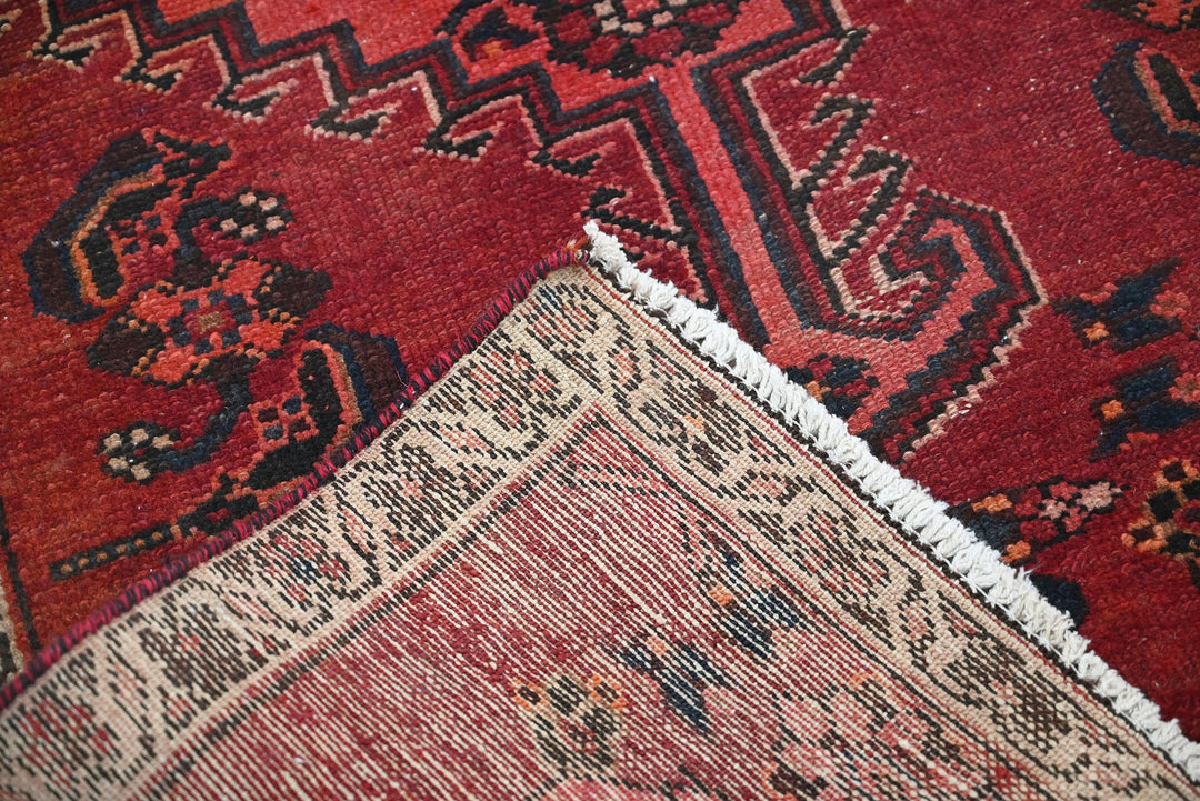red Accent rug 2' 8" x 6' 0"