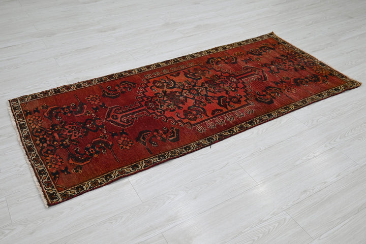 red Accent rug 2' 8" x 6' 0"