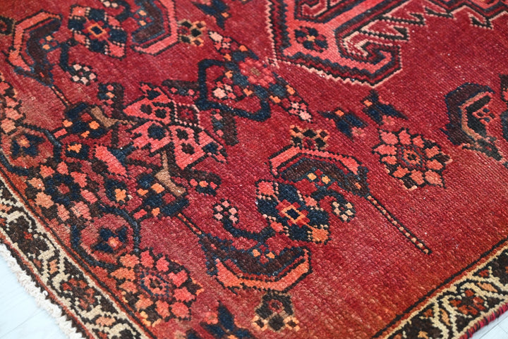 red Accent rug 2' 8" x 6' 0"