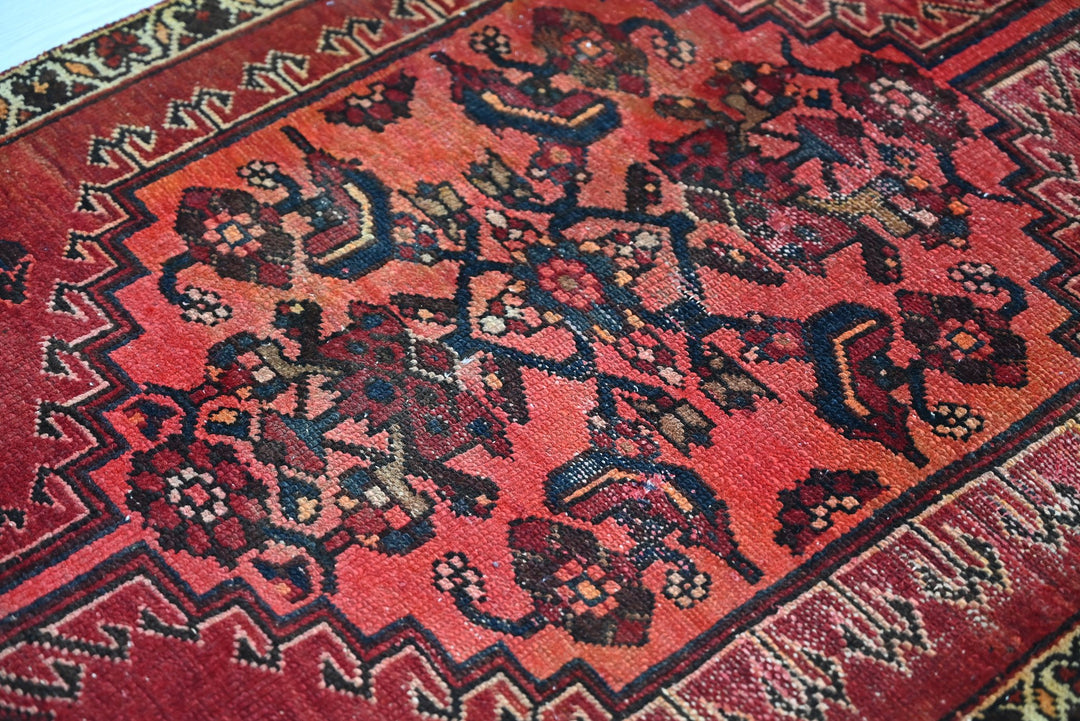 red Accent rug 2' 8" x 6' 0"