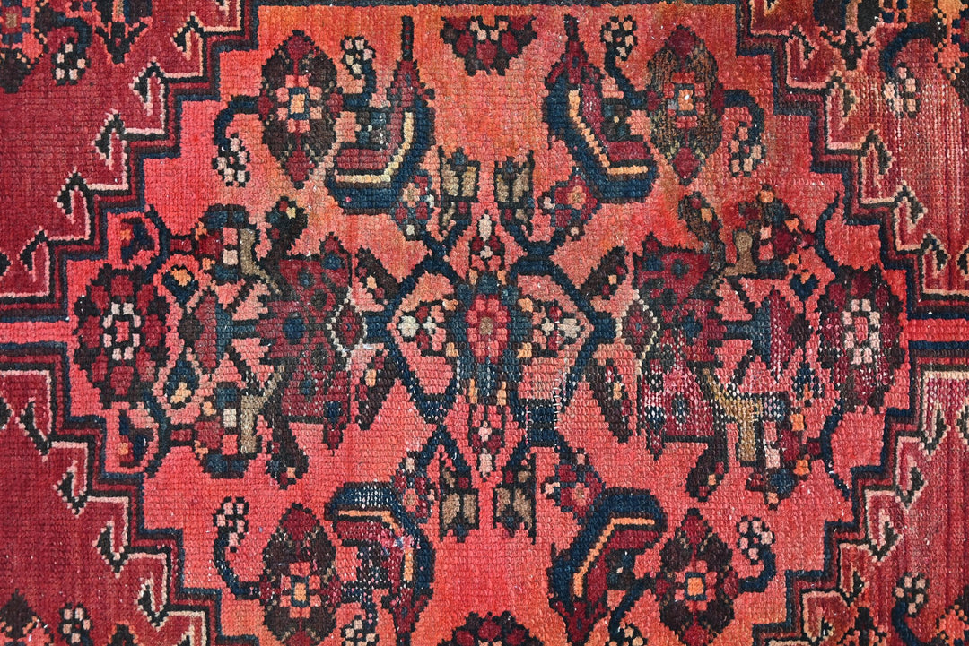red Accent rug 2' 8" x 6' 0"