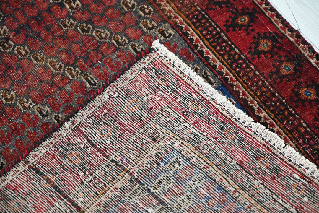 red Runner rug 2' 5" x 4' 8"