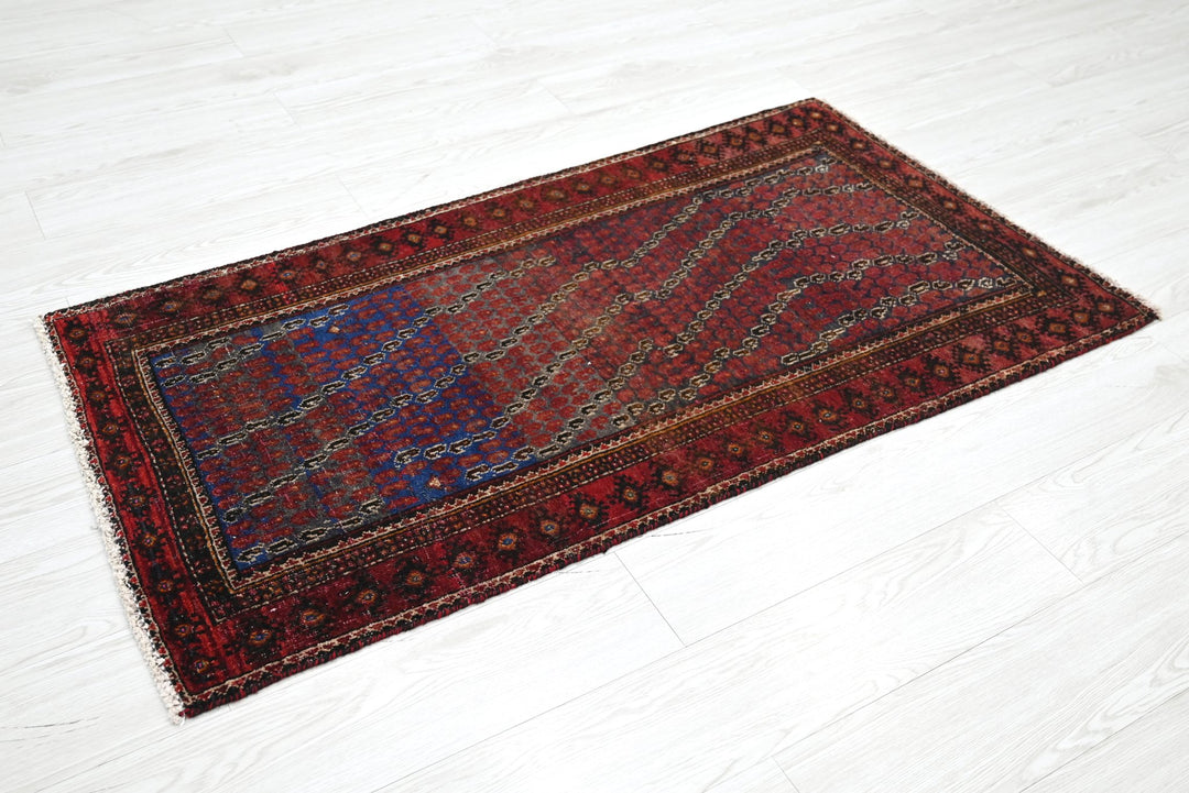 red Runner rug 2' 5" x 4' 8"