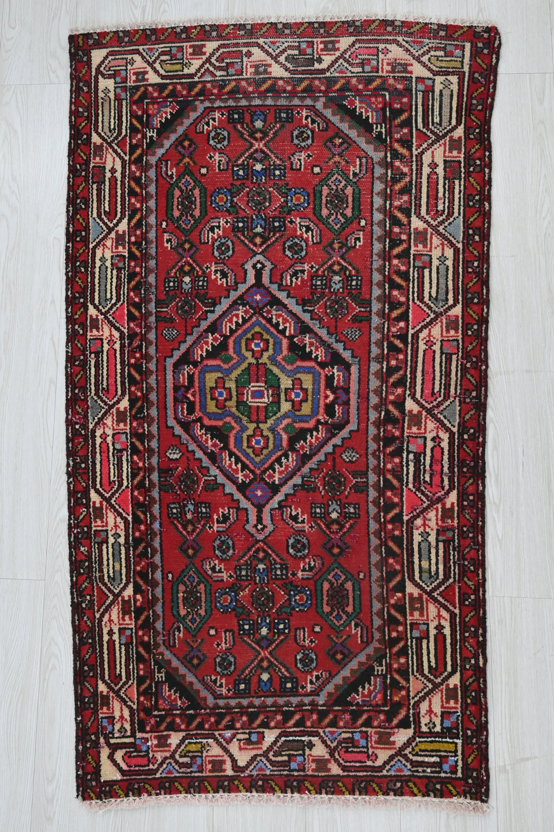 red Accent rug 2' 6" x 4' 5"
