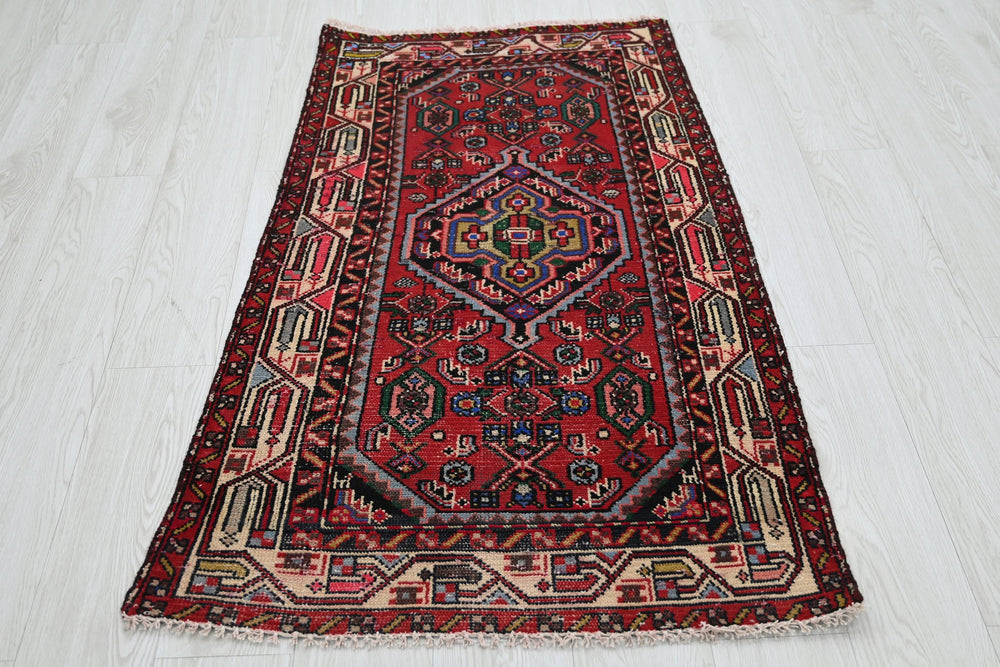 red Accent rug 2' 6" x 4' 5"