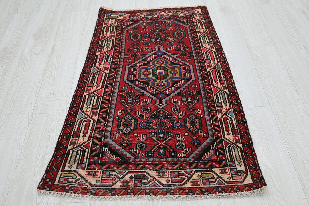 red Accent rug 2' 6" x 4' 5"