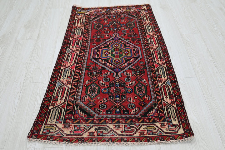 red Accent rug 2' 6" x 4' 5"