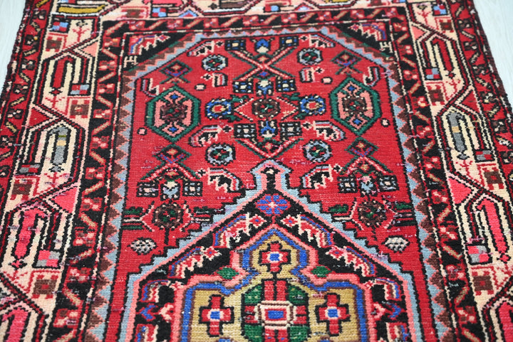 red Accent rug 2' 6" x 4' 5"