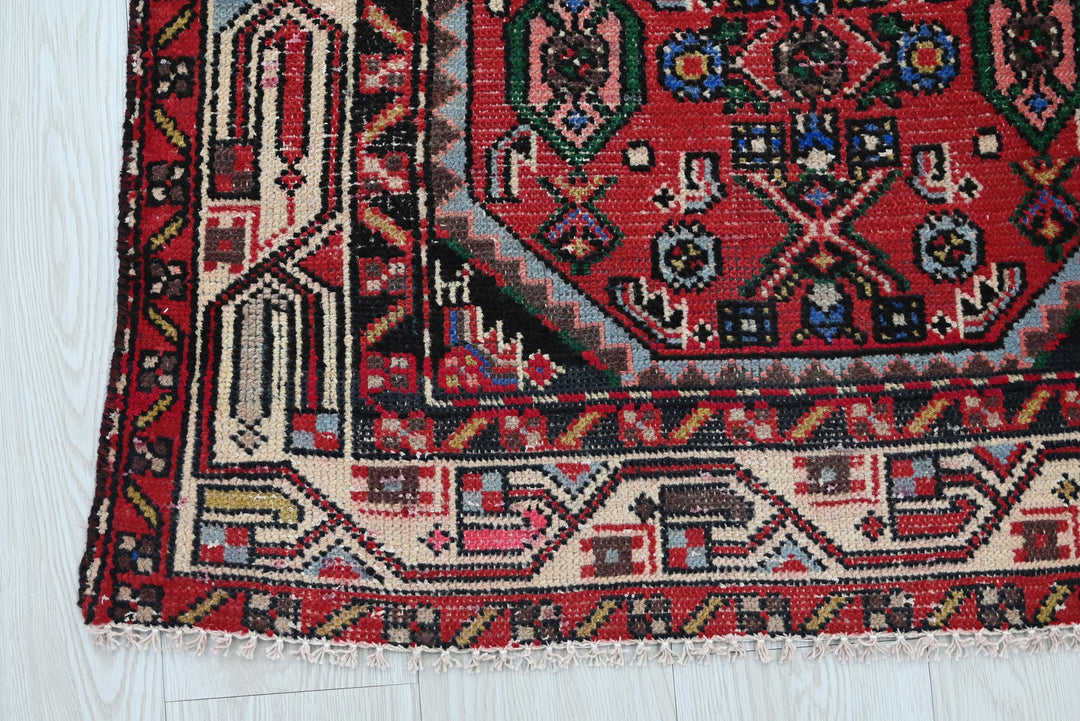 red Accent rug 2' 6" x 4' 5"