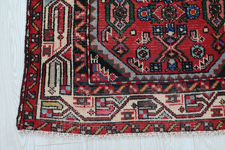 red Accent rug 2' 6" x 4' 5"