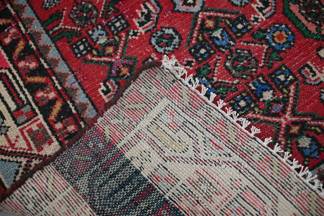 red Accent rug 2' 6" x 4' 5"