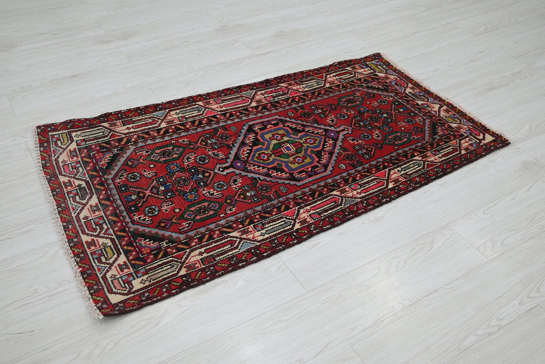 red Accent rug 2' 6" x 4' 5"