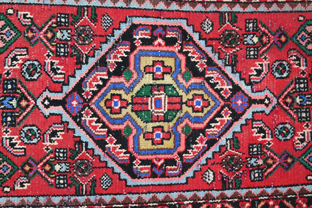 red Accent rug 2' 6" x 4' 5"