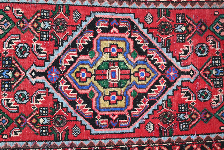 red Accent rug 2' 6" x 4' 5"