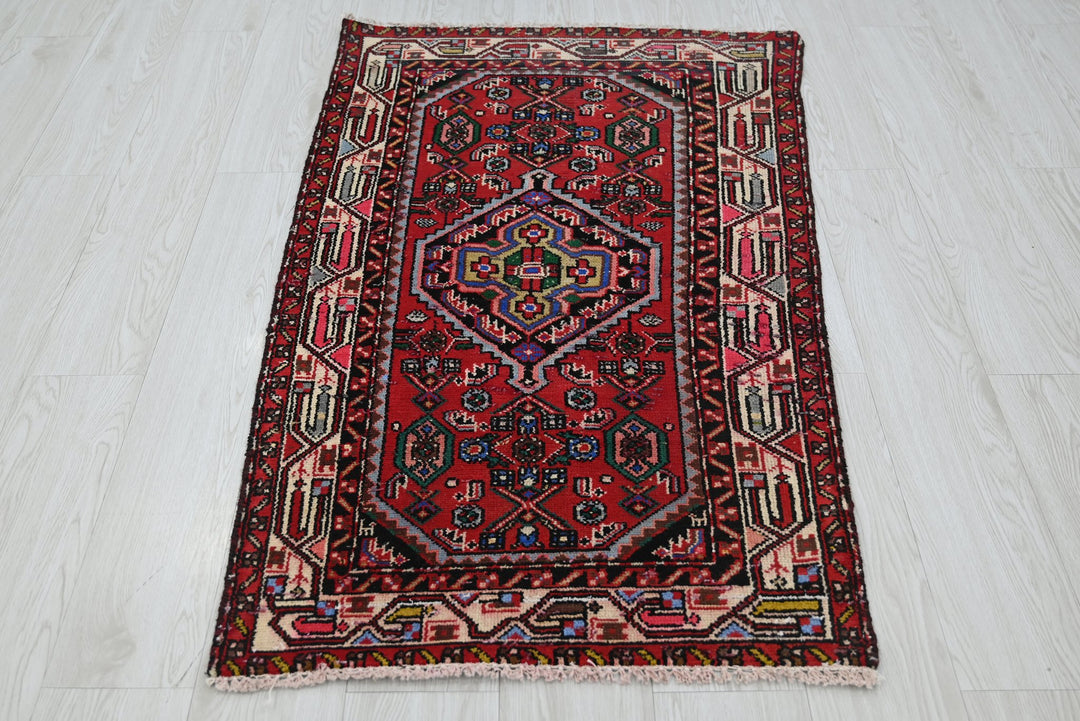 red Accent rug 2' 6" x 4' 5"
