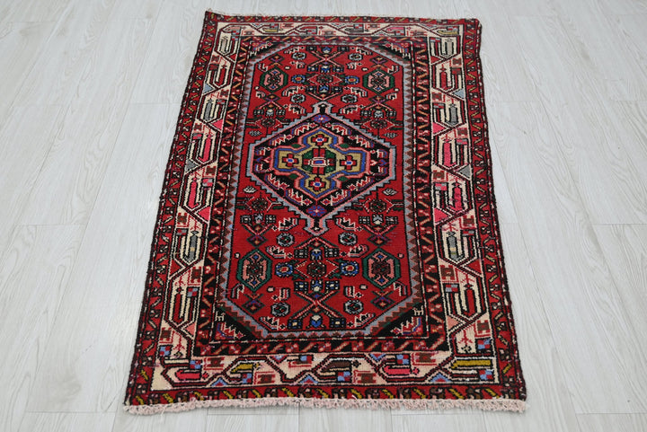 red Accent rug 2' 6" x 4' 5"