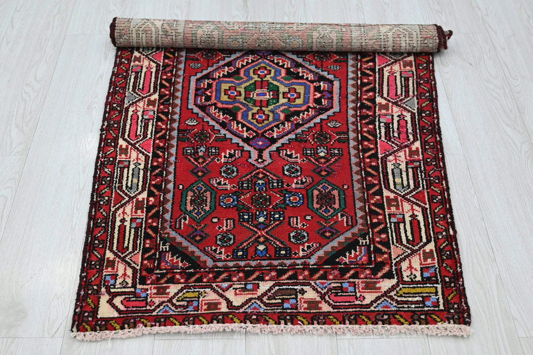 red Accent rug 2' 6" x 4' 5"