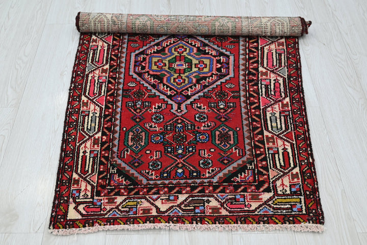 red Accent rug 2' 6" x 4' 5"