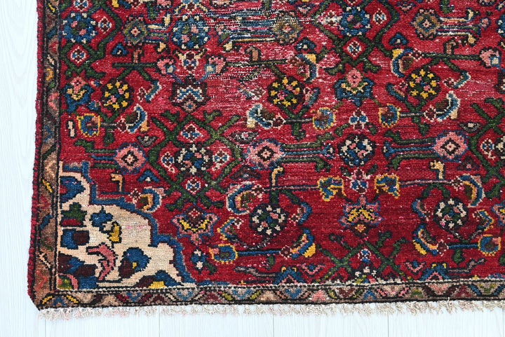 red Accent rug 2' 9" x 4' 1"