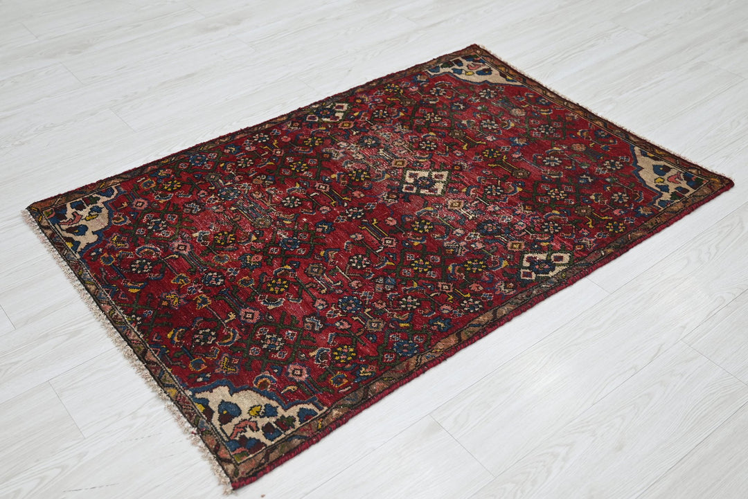 red Accent rug 2' 9" x 4' 1"
