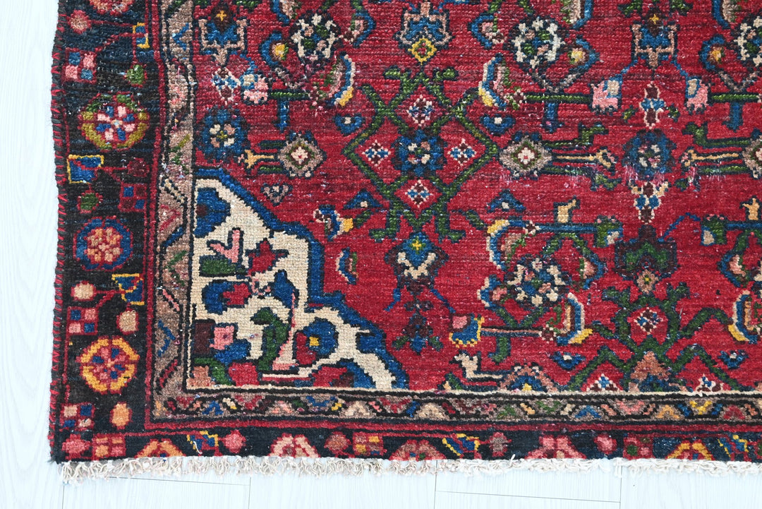 red Accent rug 3' 3" x 4' 8"