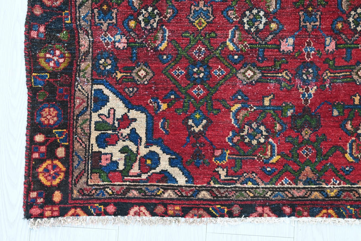 red Accent rug 3' 3" x 4' 8"