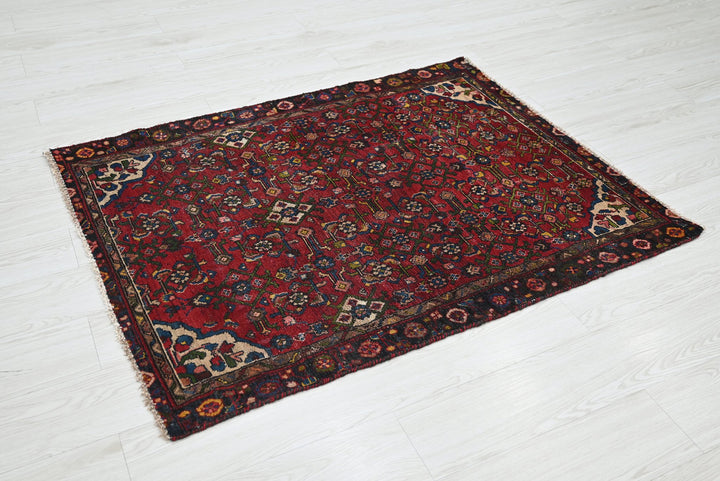 red Accent rug 3' 3" x 4' 8"