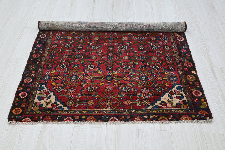 red Accent rug 3' 3" x 4' 8"