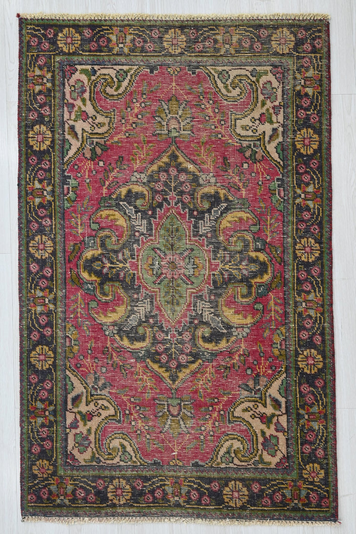 red Accent rug 3' 1" x 4' 9"