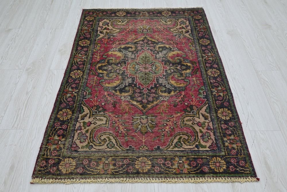 red Accent rug 3' 1" x 4' 9"