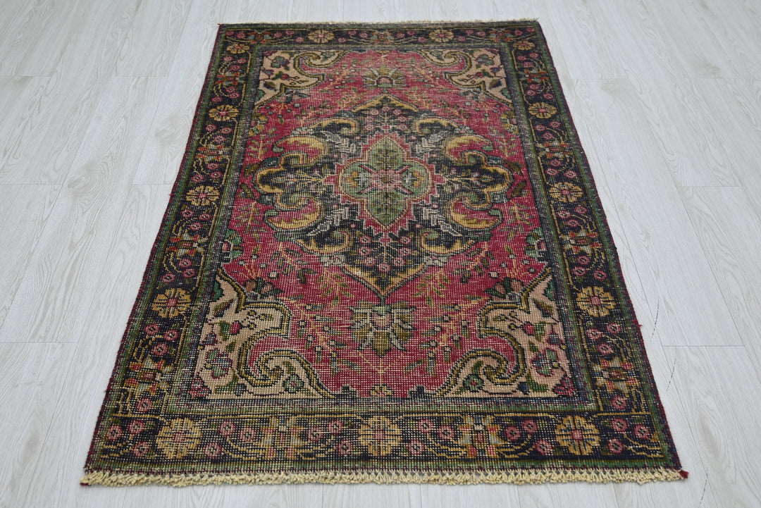 red Accent rug 3' 1" x 4' 9"