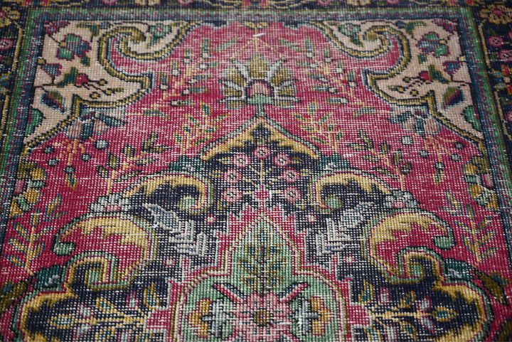 red Accent rug 3' 1" x 4' 9"