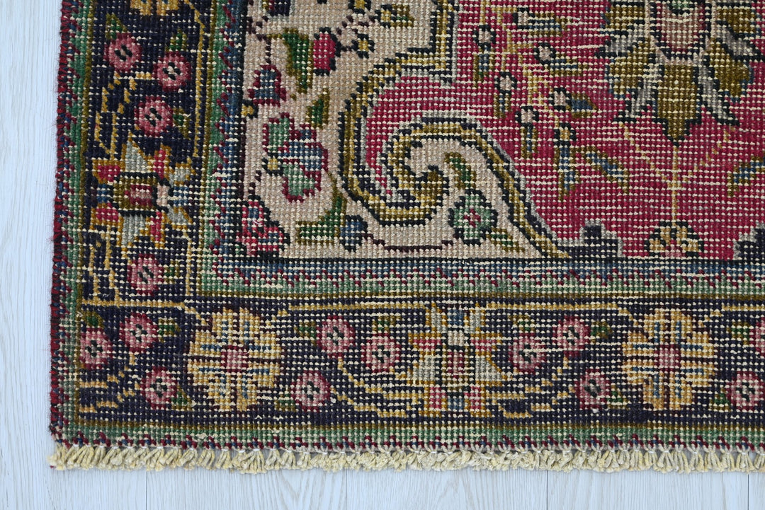 red Accent rug 3' 1" x 4' 9"