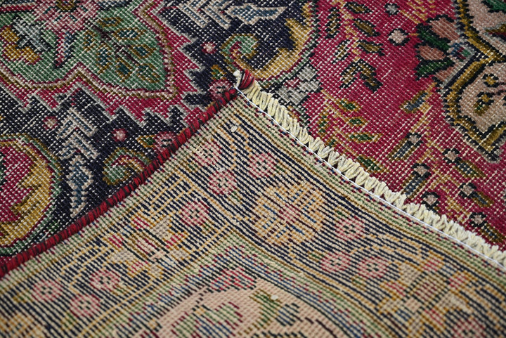 red Accent rug 3' 1" x 4' 9"