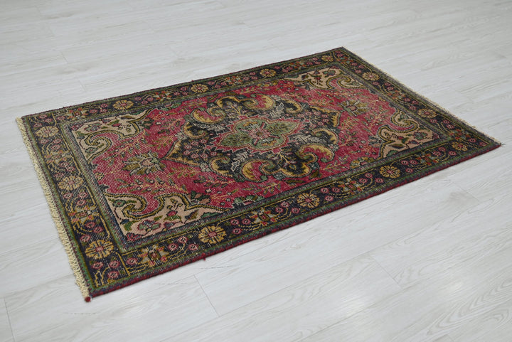 red Accent rug 3' 1" x 4' 9"