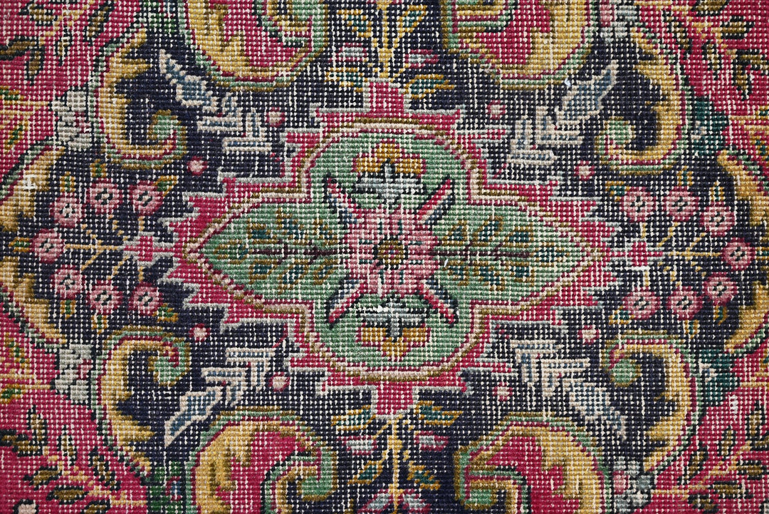 red Accent rug 3' 1" x 4' 9"