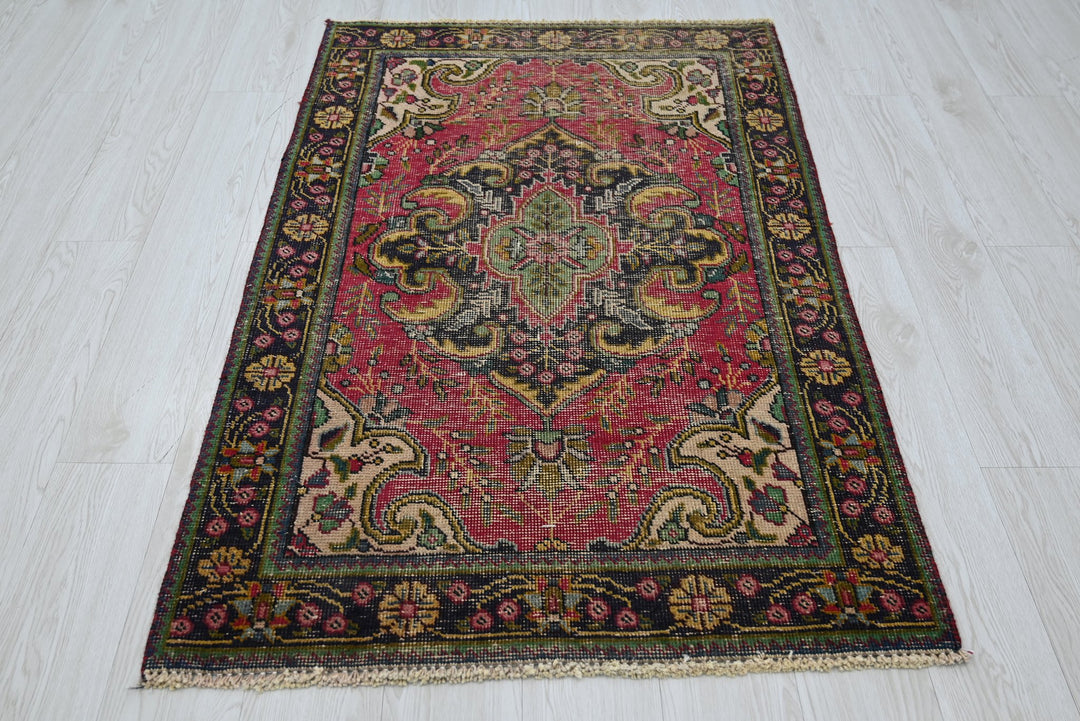 red Accent rug 3' 1" x 4' 9"