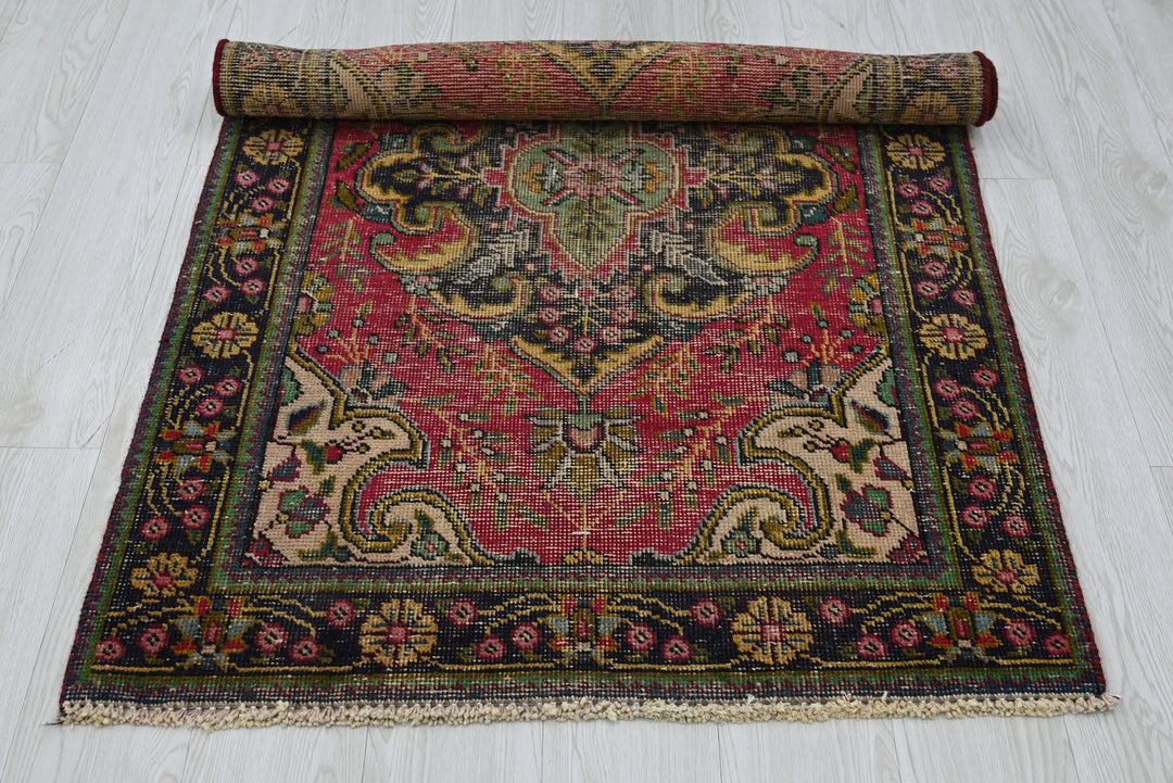 red Accent rug 3' 1" x 4' 9"