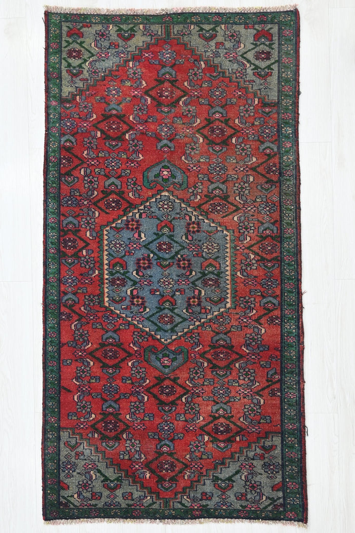 red Accent rug 3' 0" x 5' 8"