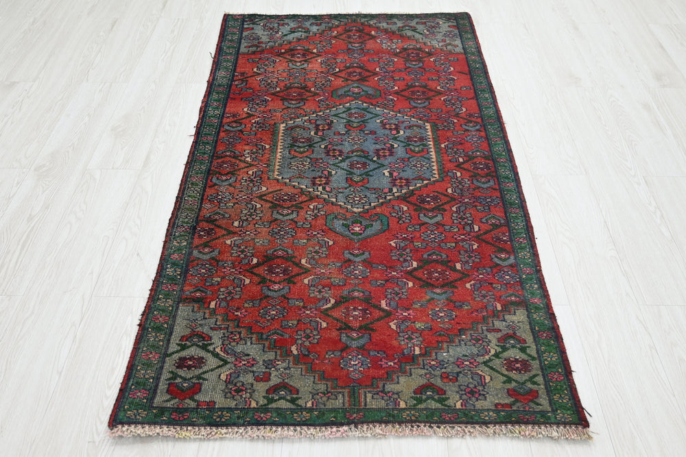 red Accent rug 3' 0" x 5' 8"