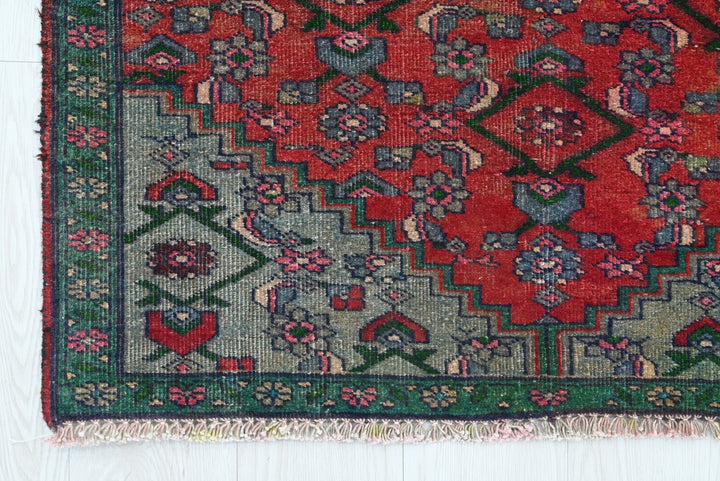 red Accent rug 3' 0" x 5' 8"
