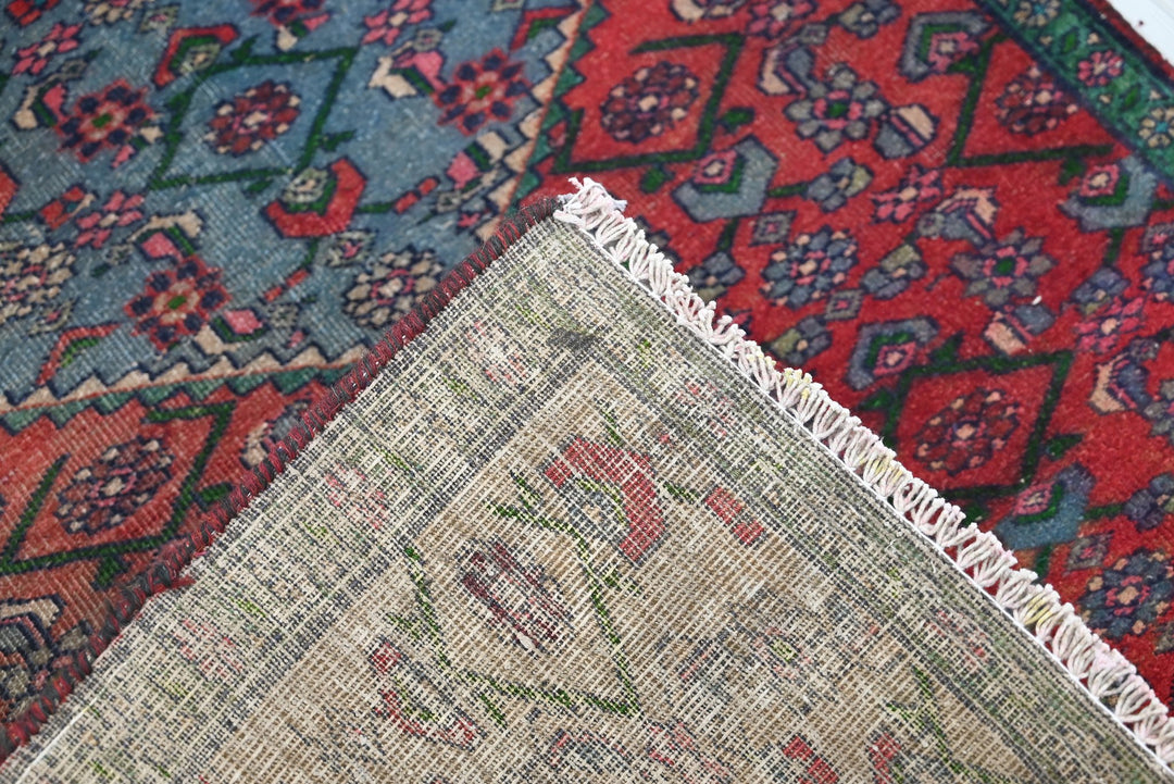 red Accent rug 3' 0" x 5' 8"