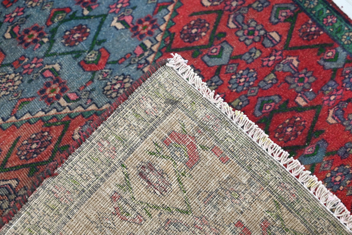 red Accent rug 3' 0" x 5' 8"