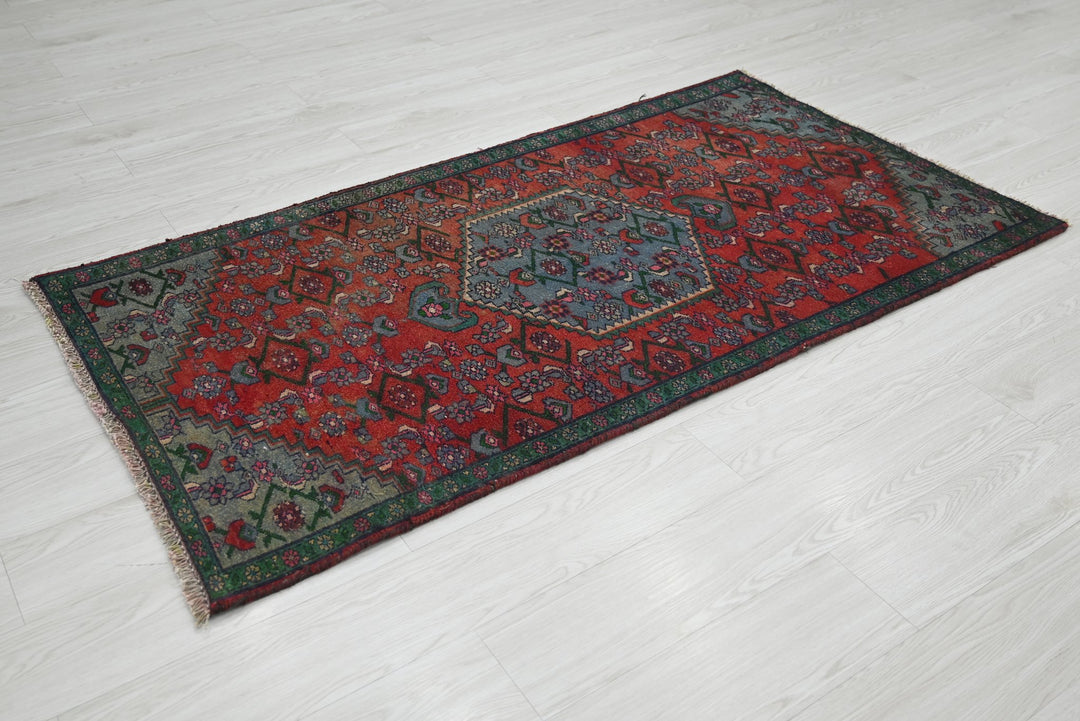 red Accent rug 3' 0" x 5' 8"